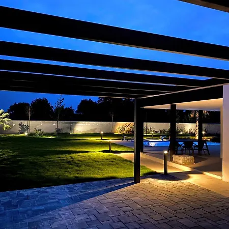 וילה Eni Medulin Heated Pool